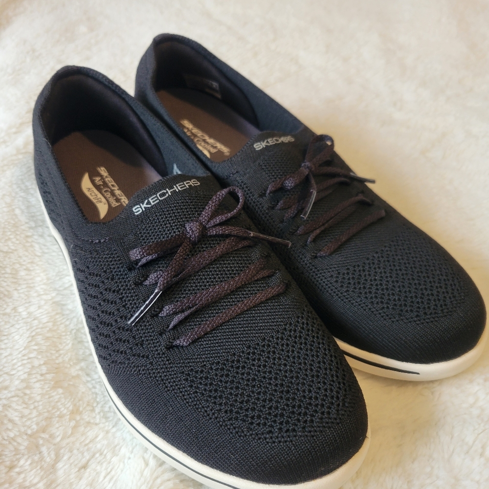 Sketchers Arch Fit Uplift shoes